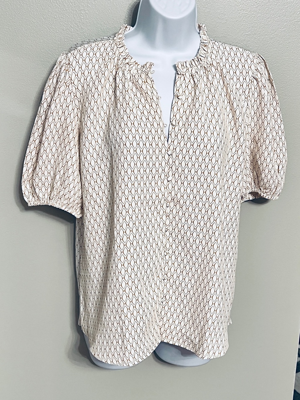NWT Ann Taylor Cream Short-Sleeve Button Front Blouse,Geometric Print, Size XS